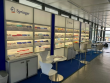Springer Psychologie Team am Büchertisch auf einem Fachkongress